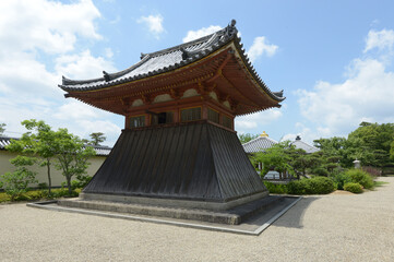 Fototapeta premium 法華寺 鐘楼 奈良市