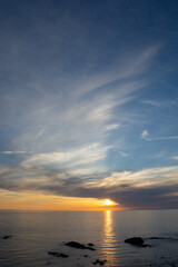 太陽を反射する夕暮れの海
