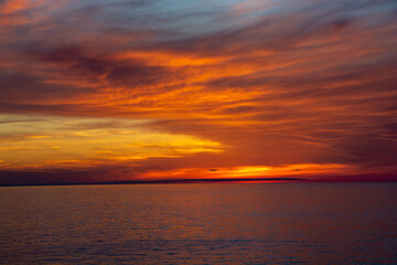 美しい夕暮れの海とオレンジ色の空
