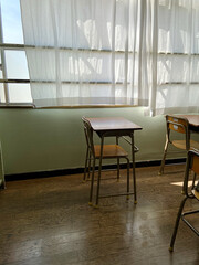 小学校の机と椅子