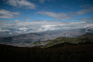 Paisajes y montañas de Quito en Ecuador vista desde el Teleférico