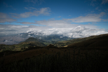 Paisajes y montañas de Quito en Ecuador vista desde el Teleférico