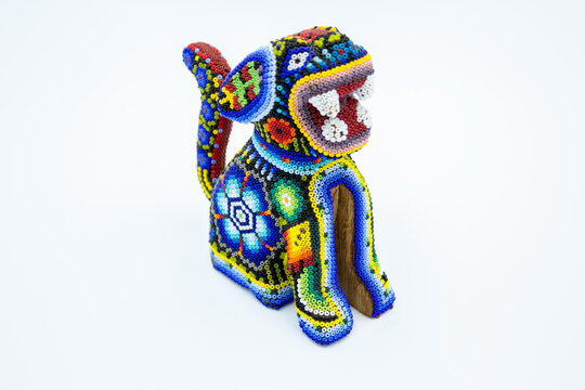 Figura Huichol artesanal de chaquira 