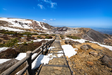 日本　蔵王のお釜 階段と氷結した火口湖五色沼と五色岳