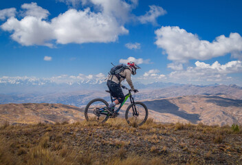 Fototapeta na wymiar Ciclista en la montaña, enduro en bicicleta. Rider haciendo downhill.