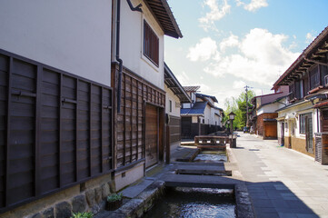 白壁の古い建物が残る飛騨古川の町並み