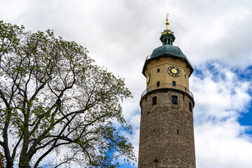 Fototapeta na wymiar Der Neideckturm von Arnstadt im Wolkenkleid