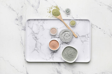 Obraz na płótnie Canvas Tray with cosmetic clay on light background