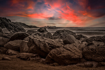 coucher de soleil sur des rochers en bord de mer