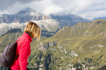 la donna in alta quota sulle Dolomiti