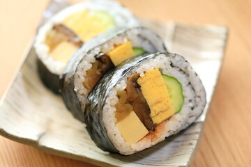 お皿に乗った上太巻き寿司