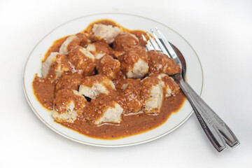 Siomay, is an Indonesian steamed fish dumpling with vegetables served in a peanut sauce
