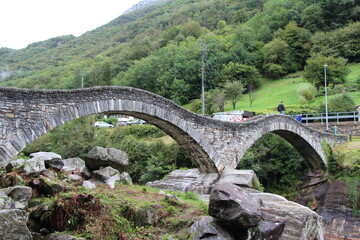 Fototapeta na wymiar stone bridge in the versacia valley