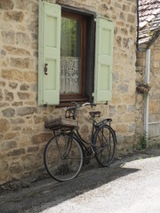 Fototapeta na wymiar vieux vélo ancien devant maison