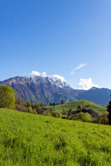 Paysage de montagne dans le parc Naturel Régional des Bauges en Savoie dans les Alpes françaises au printemps près du village de Thénézol