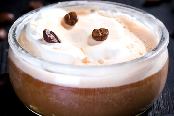 affogato waniliowe polane gorącą kawa na tle czarnego drewna