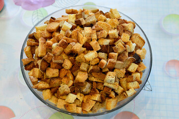 миска с сухарями