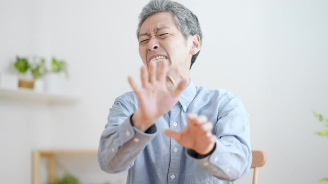 嫌がる高齢の男性