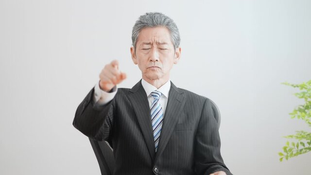 高齢のビジネスマンイメージ　叱る
