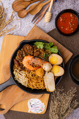 Hokkien mee are tossed in pork lard and served with fish balls, shrimp.
Hokkien mee is a Southeast Asian dish that has its origins in the cuisine of China's Fujian (Hokkien) province