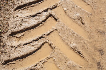 Nasse Baggerspuren im Sand auf einer Baustelle, Wasserpfütze, Hintergrund, Deutschland, Europa