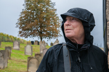 seniorin vor jüdischem friedhof bei flonheim