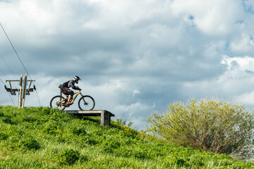 Obraz premium Mountain biker is jumping from the drop