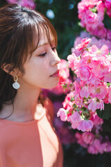 Fototapeta premium バラ園にいる女性