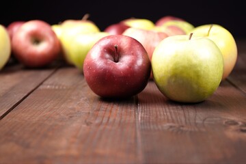 Frutta colorata, mele di vario tipo
