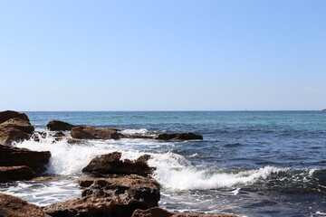 Fototapeta na wymiar waves breaking on the rocks