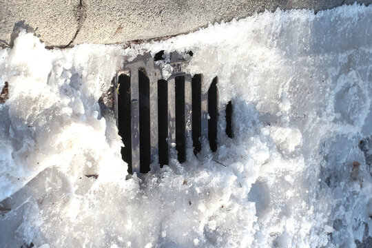 Abflussgitter im Schnee