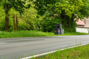 Radarkontrolle mit einem Panzerblitzer an einer Landstraße