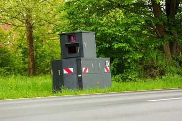Radarkontrolle mit einem Panzerblitzer an einer Landstraße