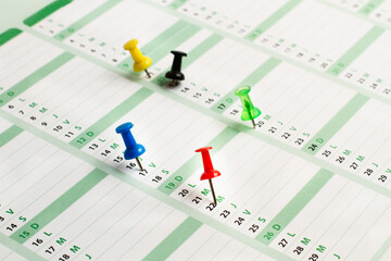 Calendario con chinchetas. Vista superior y de cerca. Concepto: de idea de planificación