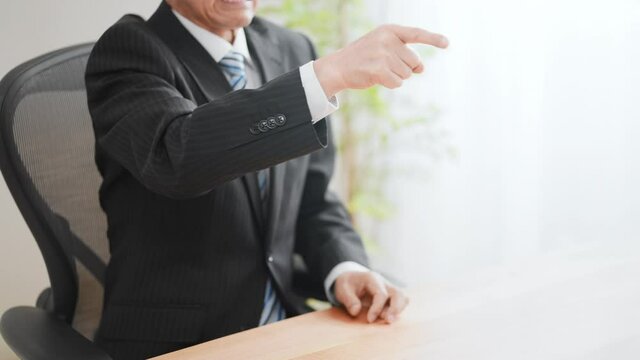 高齢のビジネスマンイメージ　叱る