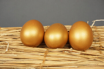drei gold gefärbte Eier, hart gekochtes Ei, Osterei, easter egg in gold