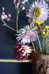 getrocknete Strohblumen mit Schleierkaut in Weiß und Rosa, Trockenblumen, dry flower, straw flower, vintage, boho style