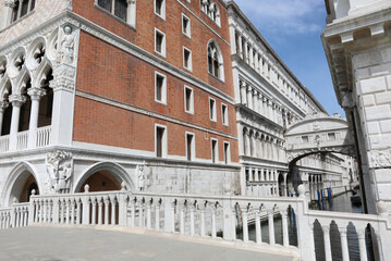 Fototapeta na wymiar Famous Bridge of Sighs in Venice in Italy without tourists and people due to the lockdown caused by the coronavirus