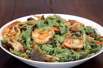 Green tea rice noodles with Black Tiger prawns