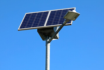 solar panel that produces electricity to make the street lamp work without polluting