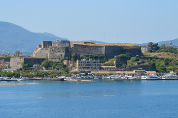 Montagna. collina e mare si uniscono in un paesaggio unico. Mare, gopro, macchine fotografiche a testimonianza di una vacanza perfetta.