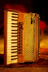 Vieux accordéon concert lumière soir - instrument de musique live