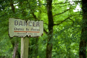 Panneau danger chutes de pierres
Avertissement signalétique nature forêt vieux