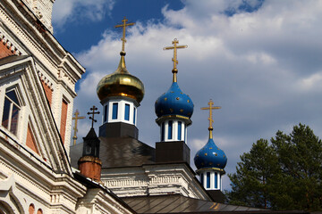 Fototapeta premium Domes of the Russian orthodox church in Zarechye village, Moscow Region, Central Russia 