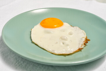 scrambled eggs on a blue plate close up