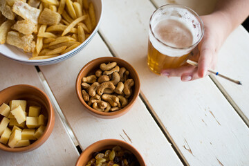 Mesa de bar na praia com petiscos, cerveja e cigarro