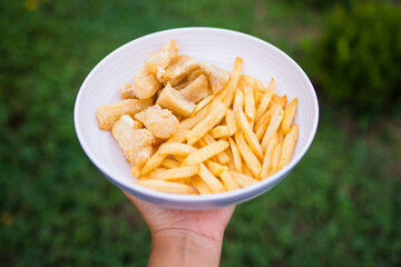 Porção de mandioca com batata frita