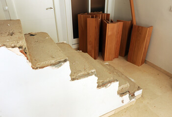Construcción de una escalera de madera de haya maciza durante la reforma interior de una casa...