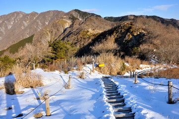 冬の丹沢山地 表尾根 雪の烏尾山より望む表尾根縦走路
