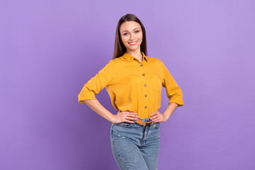 Photo portrait of woman confident smiling wearing casual clothes isolated on pastel violet color background